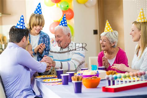 在爷爷的生日聚会上，快乐的一家人照片摄影图片_ID:153307257-Veer图库