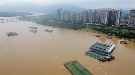 北江干流将现特大洪峰，广东清远飞来峡一堤围发生漫顶_手机新浪网