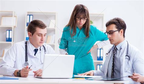 医生向轮椅上的病人解释病情高清图片下载-正版图片308024167-摄图网