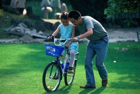 小男孩草坪上骑单车高清图片下载-正版图片501626124-摄图网