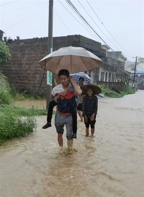 在洪水中逆行的气象人，原来是他！_澎湃号·政务_澎湃新闻-The Paper