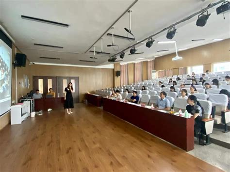 菏泽职业学院举行推进混合式教学专题报告会