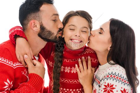 亲吻着女儿的脸颊的快乐父母穿着白高清图片下载-正版图片506212129-摄图网