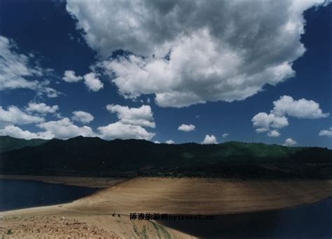 吉林白山湖景区，是登长白山的第一站，游客络绎不绝__财经头条