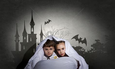 孩子们噩梦两个带手电筒的小孩毯子下高清图片下载-正版图片300196888-摄图网