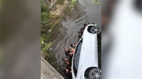 武汉南湖地区内涝严重 汽车被泡水中