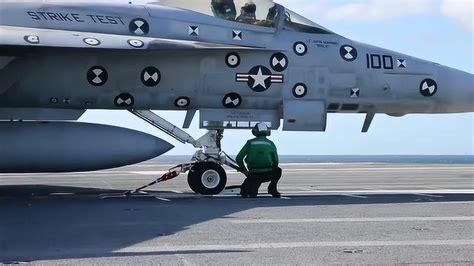 一架F/A-18F降落在杰拉尔德·r·福特号、航空母舰的飞行甲板上