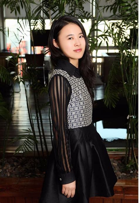 短发服装彭亚楠图片