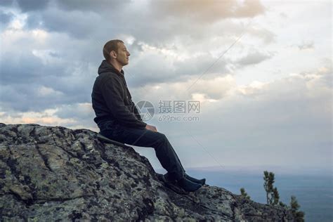 人坐在石山坡上双手从高处看风景享受自高清图片下载-正版图片507378162-摄图网