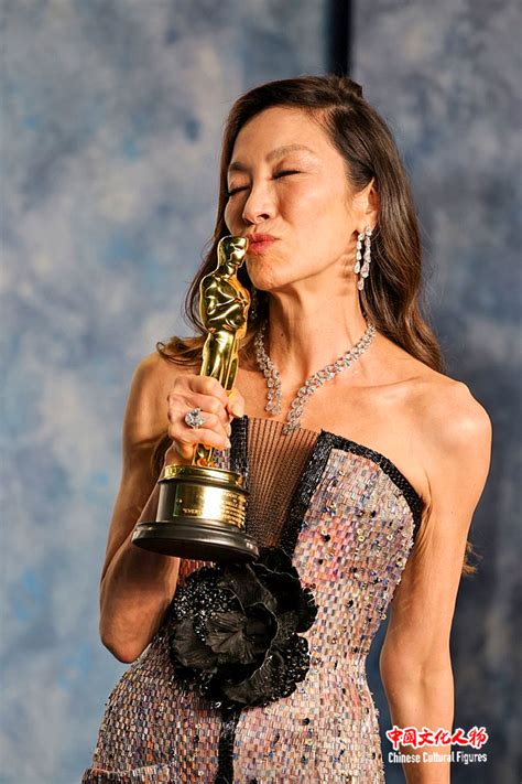 杨紫琼成为首位获得奥斯卡最佳女主角的华裔演员_中国文化人物网