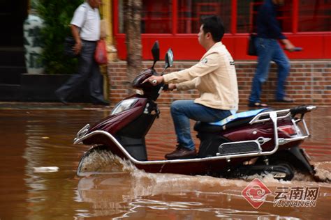 突遇暴雨！昆明城区16个淹水点车辆缓行，强降雨将持续……_澎湃号·媒体_澎湃新闻-The Paper