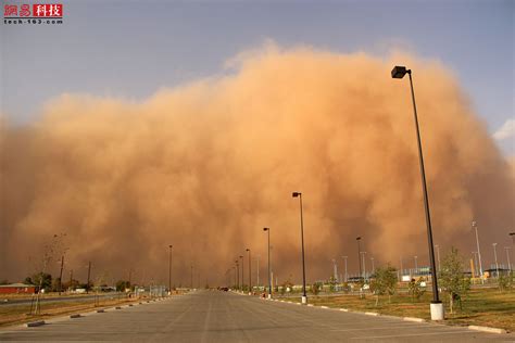 太空看沙漠，极度壮观，沙漠中的沙尘暴比北京的可怕多了