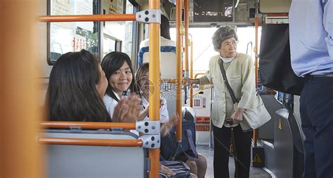 公交车上的未给老人让座的高中生高清图片下载-正版图片502045232-摄图网