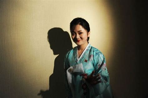 朝鲜女演员登台仿nobody魅惑造型 穿齐P小短裙(组图) - 青岛新闻网