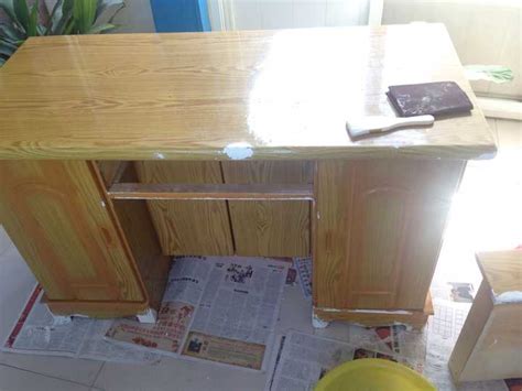 有一张实木桌子，舍不得扔。想自己翻新。请问具体步骤?