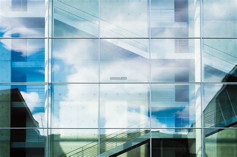 都市风格建筑透明玻璃窗反射蓝天白云透视