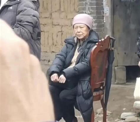 70岁斯琴高娃现状：儿子入狱，女儿入外国籍，年过半百需要坐轮椅