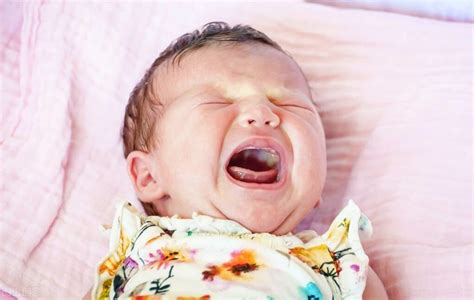 婴儿一边吃奶一边哭怎么回事（宝宝吃奶时哭闹）-幼儿百科-魔术铺