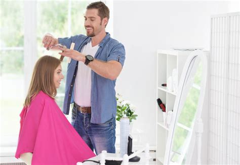 给女孩理发的理发师图片-理发师在美容院给女孩理发素材-高清图片-摄影照片-寻图免费打包下载