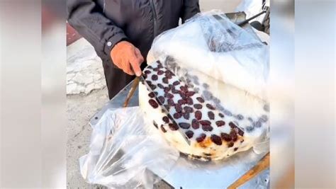 大叔卖了20年陕西“切糕”，一大块先切再蒸，吃着酸甜可口|新疆|切糕|酸甜_新浪新闻