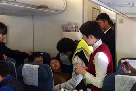 航班遇空中强颠簸多人伤 空姐头上带血安抚乘客-搜狐新闻