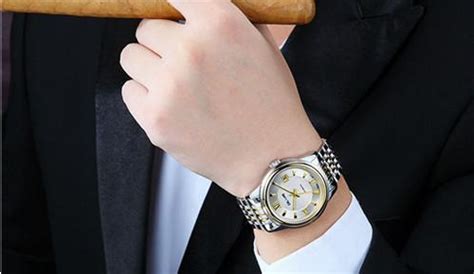 男人应该如何正确佩戴手表？_三思经验网