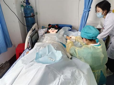 武汉跪地救人的两名女子被找到：系90后护士_凤凰网视频_凤凰网
