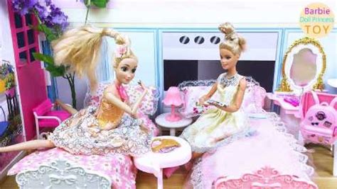 芭比娃娃公主时尚套装系列，娃娃们漂亮的睡衣和裙子展示