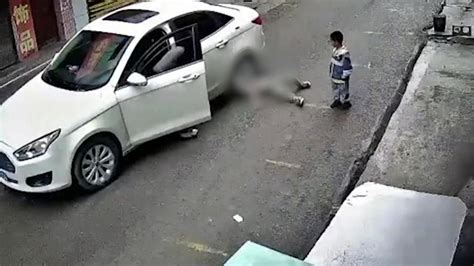 司机撞倒小孩后两次碾压，孩子被压痛得大哭|小孩_新浪新闻