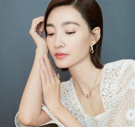 王丽坤扮演《两生花》女主角颜宋的剧照。