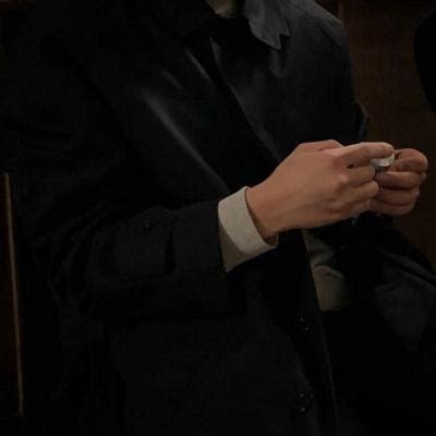非主流黑色毛衣头像男生