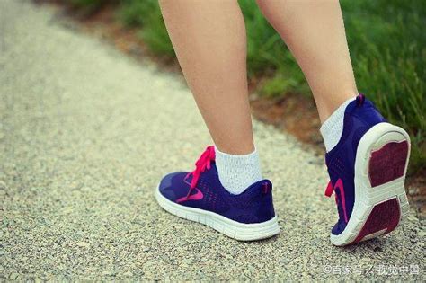 女生运动鞋怎么搭配才时尚？这些穿搭时尚有活力