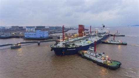 大榭海关助力宁波舟山港在“全球十大船加油港”排名中升至第五