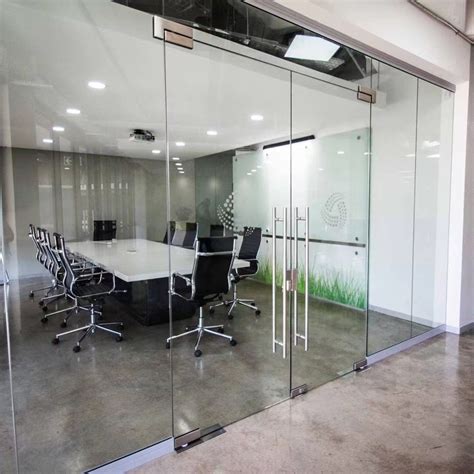 如何将办公室玻璃隔断打造得更好-广州艺高斯隔断