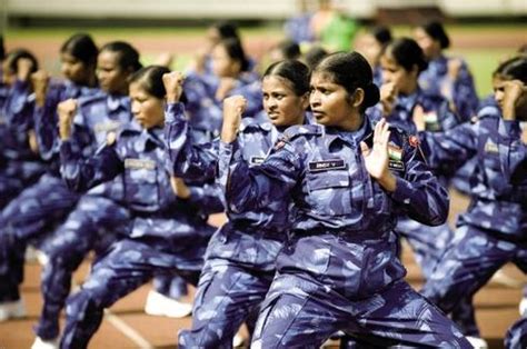 让人眼前一亮的另类印度丰满女兵|女兵|印度|部队_新浪新闻