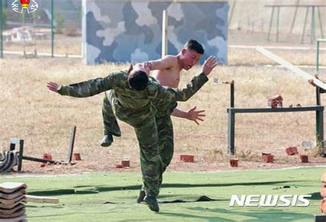 中朝韩特种部队比拼：朝鲜的画风完全不一样啊_新浪图片