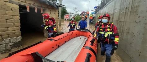 暴雨突袭 | 阳江消防疏散转移被困群众80余人_救援_人员_橡皮艇