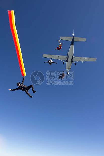 高空飞机跳伞人物高清图片下载-找素材