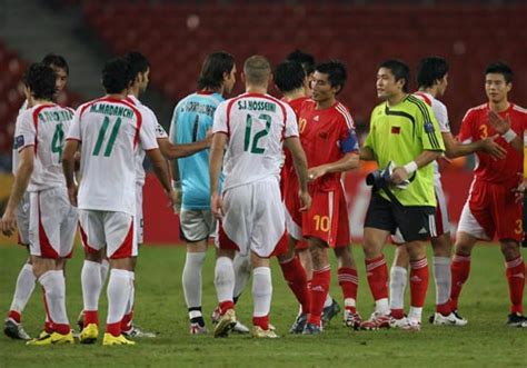 图文:[亚洲杯]中国2-2伊朗 赛后握手留念-搜狐体育