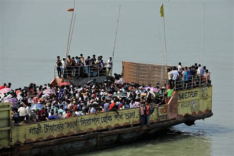 孟加拉国移民工乘船 回家庆祝开斋节