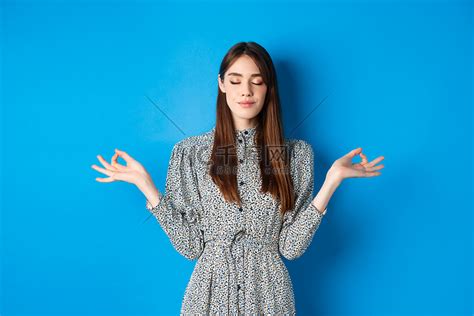 甜美女生头像闭上眼