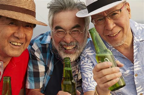 三个快乐的老人聚餐喝酒高清图片下载-正版图片502024851-摄图网