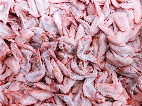 大堆生鲜鸡翅的顶端景镜头市场上的批发肉类产品高清图片下载-正版图片303505505-摄图网