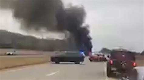 美国一架军用“黑鹰”直升机在高速公路坠毁起火，机上无人生还_凤凰网视频_凤凰网