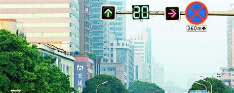 三岔路口红绿灯怎么看 怎么看三岔路口的红路灯_知秀网
