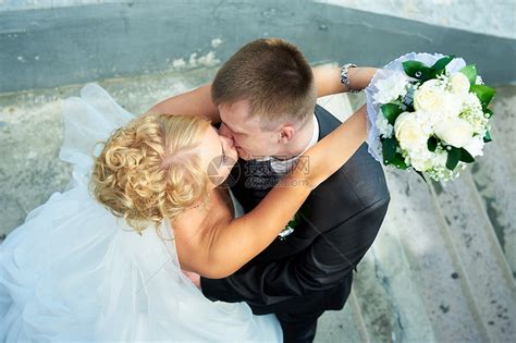 楼梯背景上的新娘和新郎拥抱妻子微笑幸福套装丈夫夫妻男性场地女士高清图片下载-正版图片320802054-摄图网