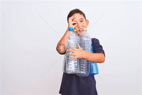 回收塑料瓶的漂亮男孩站在孤立的白色背景上高清图片下载-正版图片503673058-摄图网