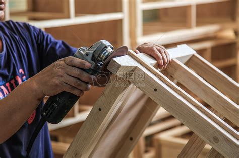 木匠看着工里的板胡须均匀度建设者高清图片下载-正版图片307821963-摄图网
