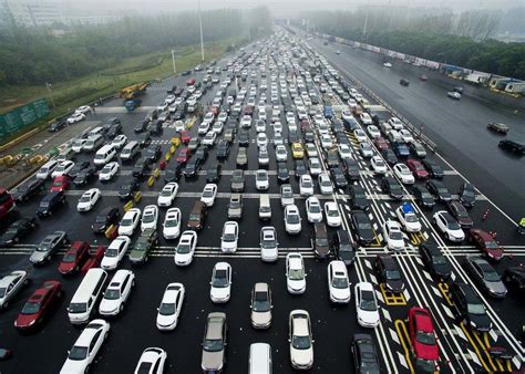 实拍：国庆高速公路堵车画面