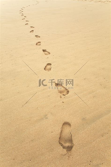 沙中的单一足迹高清图片下载-正版图片501485586-摄图网